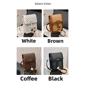 Mini sacs bandoulière verticaux en quatre couleurs avec motif géométrique et logo doré