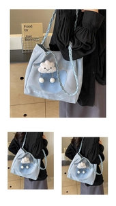 Détail du grand sac cabas bleu clair avec poignée tressée et charm nuage pelucheux