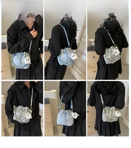 Collage di borse a secchiello con coulisse in azzurro e argento con manici in metallo