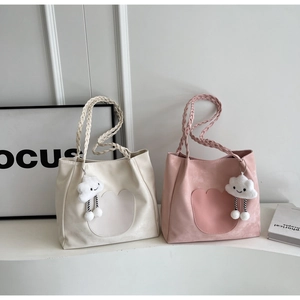 Détail de sacs fourre-tout en cuir PU souple avec anses tressées et pendentif nuage