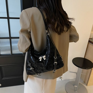 Zaino tote versatile in vernice nera con fiocco argento e cinturini decorativi fibbiati