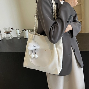 Grand sac cabas chic blanc crème avec patch nuage et bandoulière tressée sur modèle