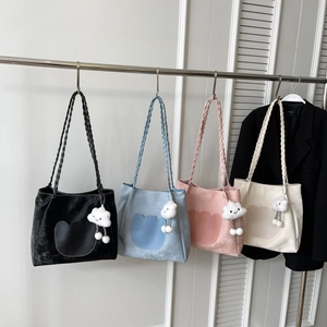 Grand sac cabas tendance avec nœud et breloque nuage disponible en quatre couleurs
