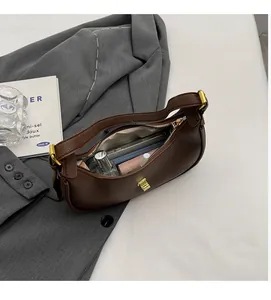 Vue intérieure du sac à bandoulière en cuir marron montrant sa grande capacité de rangement