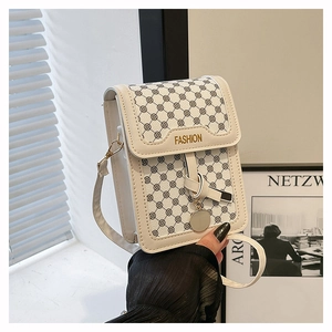 Gros plan détaillé d'un sac bandoulière blanc avec des motifs floraux et logo en métal doré