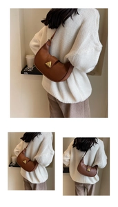 Vue détaillée du sac à bandoulière en cuir grainé marron avec boucle dorée chic