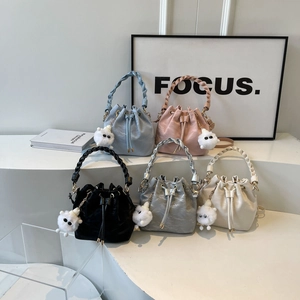 Secchiello minimalista con coulisse, manico intrecciato e pompon in cinque colori