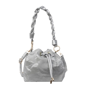 Borsa a secchiello metallizzata argento con manico intrecciato e tracolla regolabile