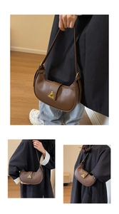 Détail du sac hobo en cuir grainé café avec décoration métallique dorée rétro