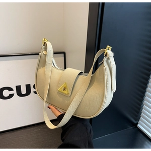 Détail d'un sac hobo en cuir grainé blanc crème avec une boucle dorée chic