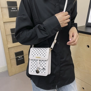 Sac bandoulière vertical blanc avec monogramme géométrique et détails dorés à la mode