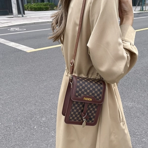Petit sac bandoulière marron vintage avec imprimé et inscription FASHION dorée élégante
