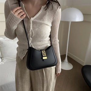 Sac sous le bras en cuir noir en croissant avec boucle géométrique dorée élégante