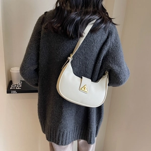 Sac hobo vintage français en cuir grainé blanc cassé avec une boucle dorée élégante