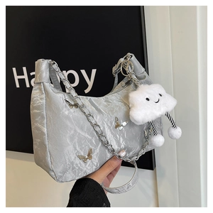 Détail du sac à bandoulière argenté plissé avec sequins papillon et charme nuage peluche