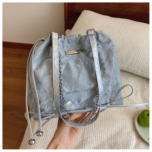 Damen Mode Plissee PU Leder Beuteltasche Große Kapazität Kordelzug Umhängetasche Mit Metallkette Und Schleife Dekor