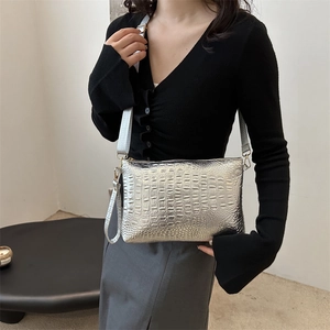 Borsa a tracolla argento con trama a coccodrillo, grande capacità e tracolla larga