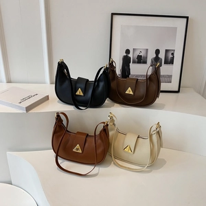 Sacs hobo minimalistes en quatre couleurs avec boucles en métal triangle sur socle blanc