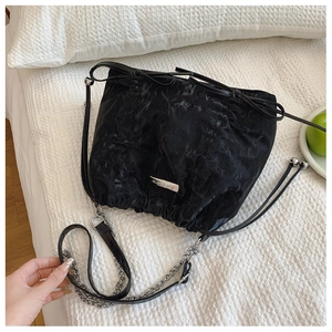 Schicke schwarze Umhängetasche mit Kordelzug, Plissee-Struktur und Silberkette