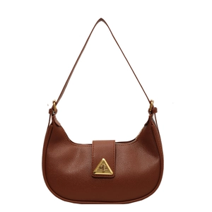 Sac à bandoulière en cuir marron en forme de demi-lune avec boucle triangle dorée pour femme