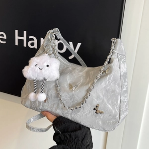 Silberne Metallic-Schultertasche mit Faltenstruktur und Plüsch-Wolkenanhänger