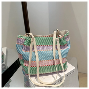 Détail du sac cabas tissé coloré avec motif géométrique et fines bretelles blanches