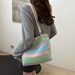 Sac à bandoulière tissé à rayures colorées pour femmes avec style de vacances et fines anses