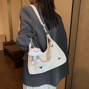 Sac bandoulière blanc en croissant avec papillons argentés et bijou de sac nuage