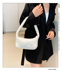 Détail du sac sous le bras blanc avec texture matelassée florale sur similicuir de luxe