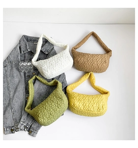 Vue à plat de quatre sacs baguette à texture florale matelassée en blanc, kaki, vert, jaune