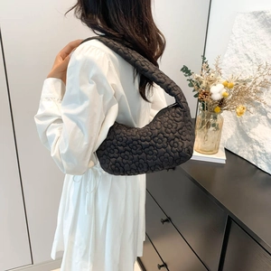 Sac hobo noir matelassé pour femme avec motif floral et bandoulière de style minimaliste