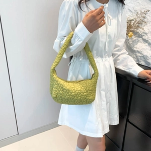 Sac à épaule vert clair avec texture florale 3D matelassée pour un look d'été chic