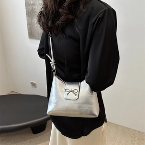 Sac bandoulière argenté à nœud pour femme en similicuir métallisé avec bandoulière nouée