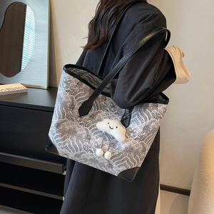 Large capacity tote bag with black and white wave pattern and cloud pendant