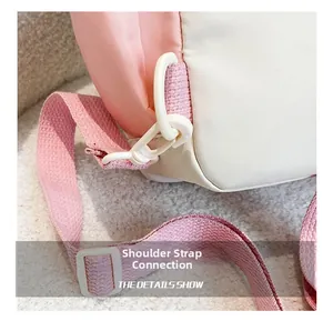 Dettaglio del cinturino rosa con anello a D bianco e fibbia di regolazione dello zaino