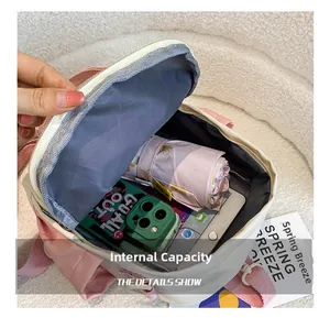 Capacità interna dello zaino in nylon rosa e bianco con tablet e ombrello inclusi