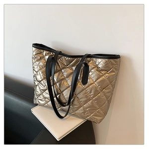 Détail des coutures en losanges sur le grand sac cabas matelassé doré champagne