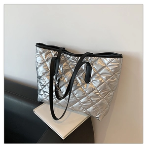 Détail du grand sac cabas argenté matelassé avec coutures losanges et anses en cuir
