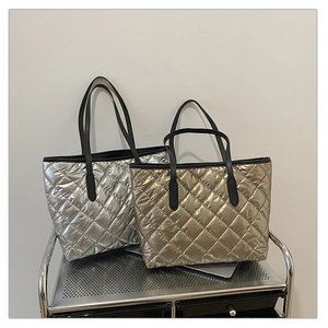 Détail de sacs cabas matelassés argent et or avec surpiqûres en losange sur chariot