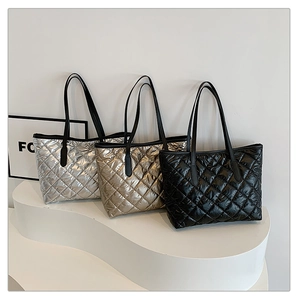 Détails de cabas matelassés en argent, or et noir avec une texture rembourrée tendance
