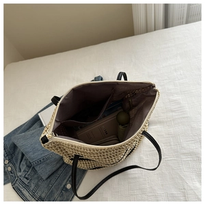 Détail du grand sac cabas en paille montrant l'intérieur spacieux et la fermeture éclair