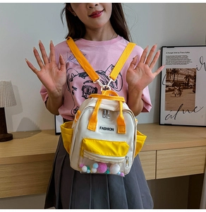 Dettaglio borsa ita in nylon con tasca trasparente e palline decorative colorate