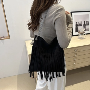 Grand sac hobo en daim noir avec franges et bandoulière chaîne argentée sur modèle