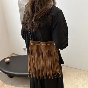 Sac seau bohème en daim marron avec longues franges et bandoulière en chaîne