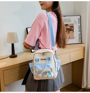 Dettaglio di un mini zaino in nylon con tasca trasparente riempita di pompon colorati