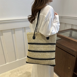 Grand sac cabas de plage en paille avec rayures noires et bandoulières en cuir été