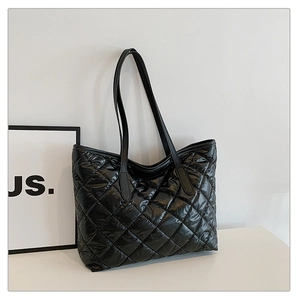 Détail du cabas matelassé noir avec motif en losanges et texture nylon souple