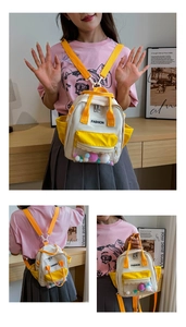 Dettaglio dello zaino in nylon con tasca in PVC trasparente e palline di peluche colorate