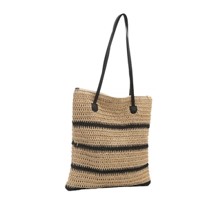 Sac seau minimaliste en paille avec rayures noires contrastées et lanières en cuir sur blanc