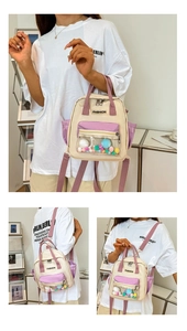 Dettaglio borsa in nylon con tasca in PVC trasparente e pompon colorati decorativi
